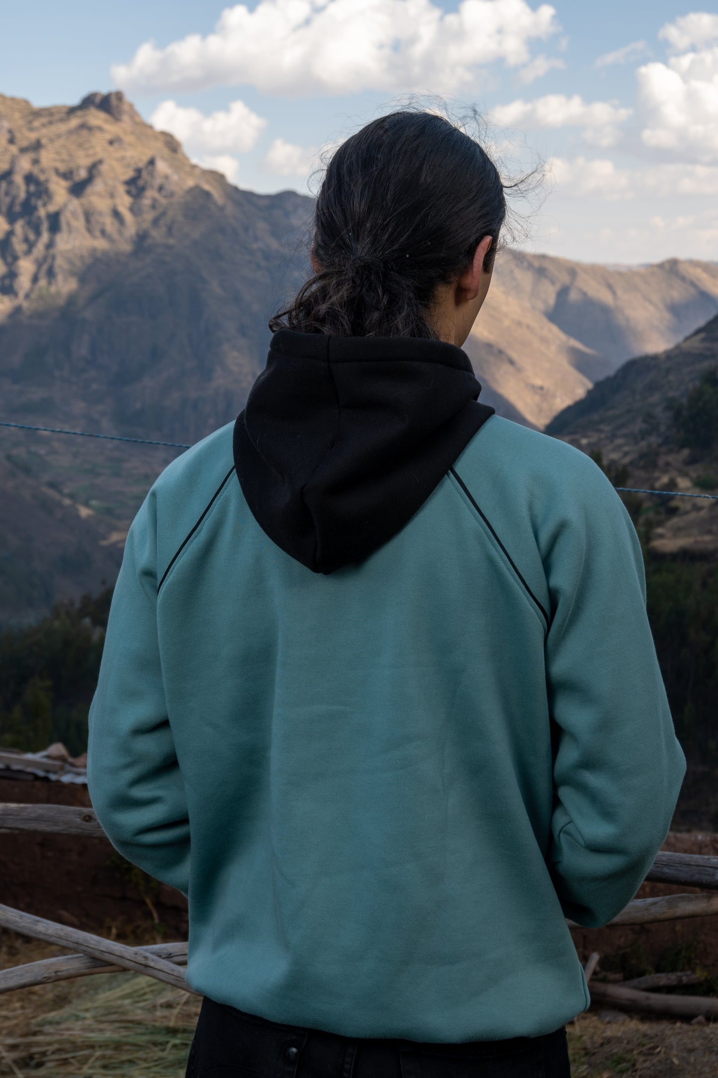 POLERA RANGLA CON CAPUCHA