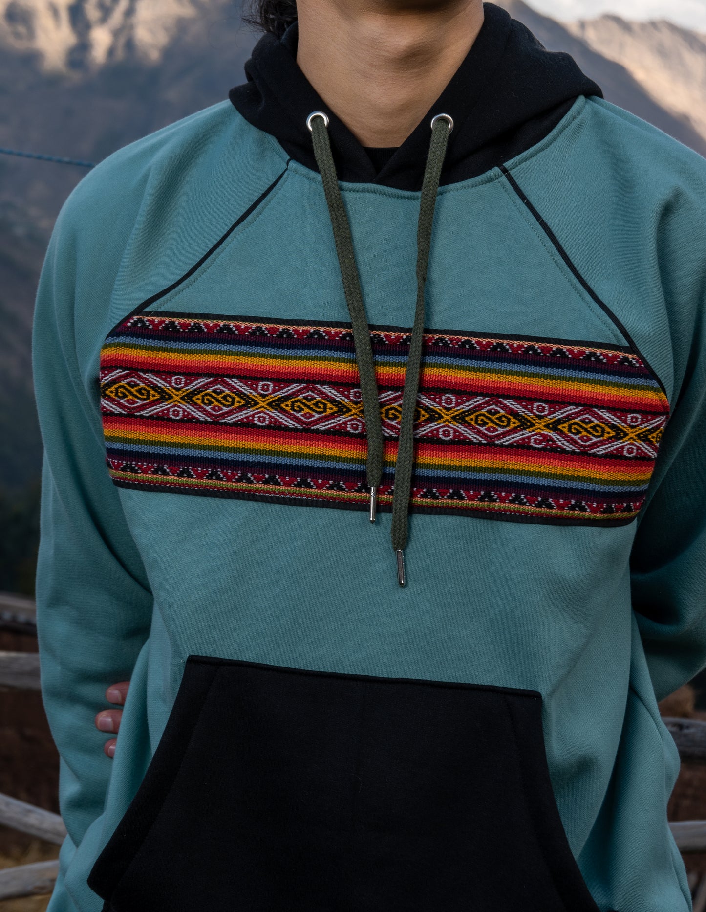 POLERA RANGLA CON CAPUCHA
